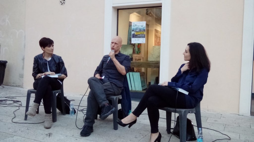 Giorgio Vasta dialoga con Mariella Stella, co-fondatrice di Casa Netural, e Simonetta Sciandivasci, giornalista.
